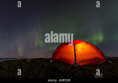 Lumière du Nord (aurores boréales) à propos d'une tente éclairée, Moere et de Romsdal Fylke, Vestland, Norvège, septembre 2011, Nordlicht (Aurore boréale) ueber Banque D'Images