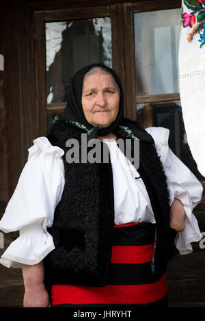 Femme avec costume traditionnel et foulard à l'Folk Festival à Sighetu Marmatiei, Maramures, Roumanie District Banque D'Images