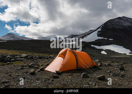 Tente dans le Ballinvaggi Abiskoalpen, vallée, Norrbotten, Laponie, Suède, juillet , Ballinvaggi Zelt im Tal, Laponie, Schweden, Juli 2013 Banque D'Images