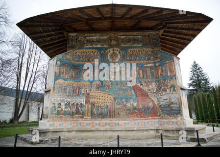 Le Jugement dernier peint sur l'extérieur de l'église de Saint George au monastère de Voronet, Gura Humorului, Roumanie Banque D'Images