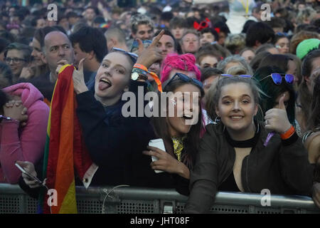 Suffolk, UK. 14 juillet, 2017. Les festivaliers en face de l'Obélisque de la scène à jour 2 de la Latitude 2017 festival à Henham Park, Southwold dans le Suffolk. Date de la photo : vendredi, Juillet 14, 2017. Crédit photo doit se lire : Crédit Roger Garfield/Alamy Live News Banque D'Images