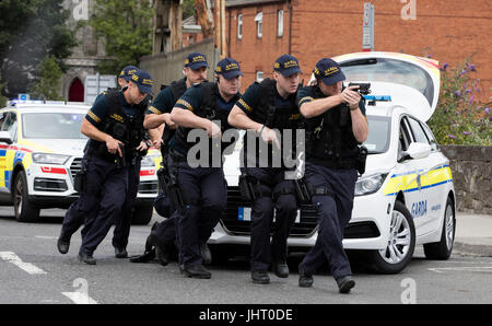 La ville de Dublin, Irlande. 14 juillet, 2017. L'Irlande a un état "moyen" par rapport à la possibilité d'une attaque terroriste international d'organisations comme ISIS. Mais il a un problème intérieur de plus en plus la terreur des deux gangs du crime organisé et des groupes républicains dissidents comme le Real IRA, avec la possibilité de ce dernier groupe de la planification des attentats terroristes en Irlande du Nord ou en Grande-Bretagne. Pour contrer cette la police irlandaise ont annoncé qu'ils prennent de l'expansion des unités de police de réaction anti terreur à 10 zones à l'extérieur de Dublin. Credit : RollingNews.ie/Alamy Live News Banque D'Images
