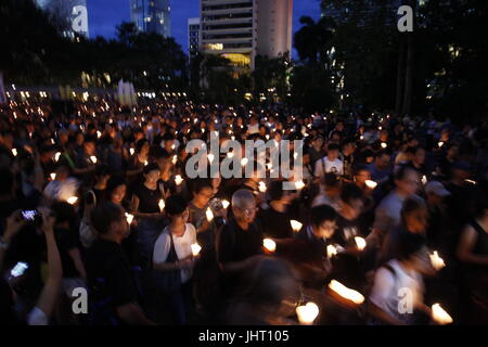 Hong Kong, Chine. 15 juillet, 2017. Des milliers de citoyens de Hong Kong ont défilé avec des bougies allumées pendant la veillée aux chandelles pour pleurer la mort du dissident chinois, prisonnier politique et du Prix Nobel de la paix, LIU XIAO BO. 15 juillet 2017.Hong Kong.ZUMA/Liau Chung Ren : Crédit Liau Chung Ren/ZUMA/Alamy Fil Live News Banque D'Images