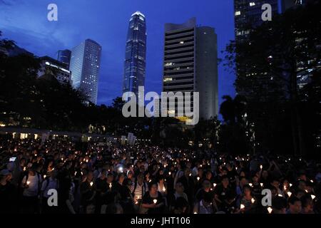 Hong Kong, Chine. 15 juillet, 2017. Des milliers de citoyens de Hong Kong ont participé à la veillée aux chandelles pour la mort du dissident chinois, prisonnier politique et la lauréate du Prix Nobel de la paix, LIU XIAO BO.15 juillet 2017.Hong Kong.ZUMA/Liau Chung Ren : Crédit Liau Chung Ren/ZUMA/Alamy Fil Live News Banque D'Images
