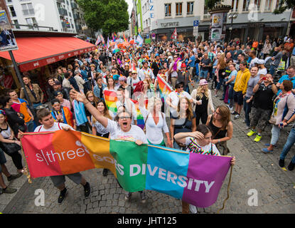 Frankfurt am Main, Allemagne, 15 juillet 2017. Un groupe de participants marche sur le Liebfrauenberg en milliers de gays et lesbiennes, prendre les rues à la 25 Christopher Street Day (CSD) pour protester contre leurs droits. Le défilé dans le centre-ville de la métropole principale s'exécute sous la devise. 'Bunte Vielfalt statt Braune Einfalt' (lit. la diversité colorée à la place de brown simplemindedness). Photo : Andreas Arnold/dpa Banque D'Images