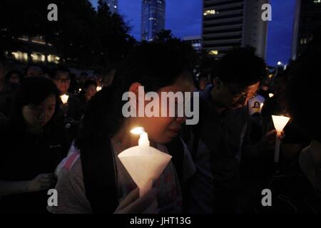 Hong Kong, Chine. 15 juillet, 2017. Une femme pleure pendant la veillée aux chandelles pour la mort du dissident chinois, prisonnier politique et du Prix Nobel de la paix, LIU XIAO BO. 15 juillet 2017.Hong Kong.ZUMA/Liau Chung Ren : Crédit Liau Chung Ren/ZUMA/Alamy Fil Live News Banque D'Images