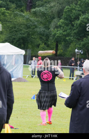 Balloch, Loch Lomond, Ecosse, Royaume-Uni. 15 juillet, 2017. Royaume-uni - le caber semble de moins en haut d'un concurrent aux Jeux écossais du Loch Lomond pendant le tortillement de la caber événement. Les jeux de Loch Lomond événement annuel est maintenant dans sa 51e année et comprend les Scottish Highland Games Association Official World Heavyweight Championship ainsi que des compétitions sportives. Credit : Kay Roxby/Alamy Live News Banque D'Images