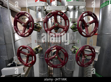 Gera, Allemagne. 29 Juin, 2017. Vannes, photographiés à l'usine de cogénération Gera-Nord à Gera, Allemagne, 29 juin 2017. Les centrales au gaz et Gera-Nord Gera-Sued ont été connectées au réseau en 1996, visant à fournir de l'énergie et le chauffage urbain d'environ 30 ans. Mais comme les grands établissements ne sont pas suffisamment flexibles et leur exploitation économique est limitée, ils seront éteints en 2018. Photo : Martin Schutt/dpa-Zentralbild/dpa/Alamy Live News Banque D'Images