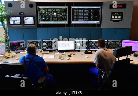 Gera, Allemagne. 29 Juin, 2017. Deux employés de contrôler le fonctionnement de la salle de contrôle de l'usine de cogénération Gera-Nord à Gera, Allemagne, 29 juin 2017. Les centrales au gaz et Gera-Nord Gera-Sued ont été connectées au réseau en 1996, visant à fournir de l'énergie et le chauffage urbain d'environ 30 ans. Mais comme les grands établissements ne sont pas suffisamment flexibles et leur exploitation économique est limitée, ils seront éteints en 2018. Photo : Martin Schutt/dpa-Zentralbild/dpa/Alamy Live News Banque D'Images