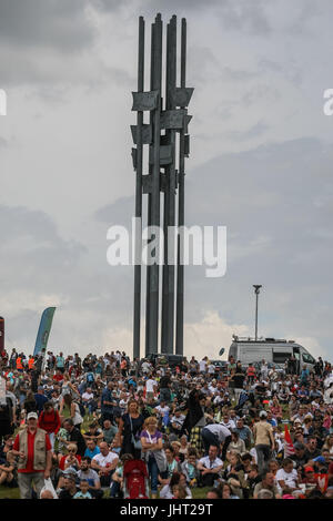 Grunwald, Pologne. 15 juillet, 2017. Regarder les gens Bataille de Grunwald reenactment sont vus le 15 juillet 2017 dans la région de Grunwald, Pologne. La bataille de Grunwald, eut lieu le 15 juillet 1410 au cours de la guerre PolishÐLithuanianÐTeutonic. L'alliance du Royaume de Pologne et le Grand-duché de Lituanie, dirigées respectivement par le roi Ladislas II Jagellon et Grand-Duc Vytautas défont le GermanÐPrussian chevaliers teutoniques, dirigée par le Grand Maître Ulrich von Jungingen. La plupart des chevaliers teutoniques' leadership ont été tués ou faits prisonniers. Credit : Michal Fludra/Alamy Live News Banque D'Images