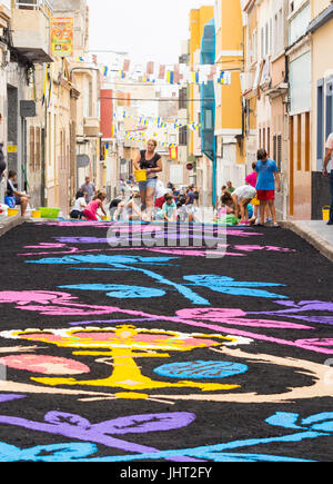 Las Palmas, Gran Canaria, Îles Canaries, Espagne, le 15 juillet, 2017. Les gens décorent les rues de la Isleta de Las Palmas avec des tapis de sel coloré en préparation de Fiesta del Carmen procession le jour suivant à 5 h du matin, lorsque l'effigie de Carmen se fait à travers les rues. Credit : ALAN DAWSON/Alamy Live News Banque D'Images