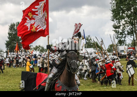 Grunwald, Pologne. 15 juillet, 2017. Reconstitution de la bataille de Grunwald est vu le 15 juillet 2017 dans la région de Grunwald, Pologne. La bataille de Grunwald, eut lieu le 15 juillet 1410 au cours de la guerre de l'Ordre Teutonique. L'alliance du Royaume de Pologne et le Grand-duché de Lituanie, dirigées respectivement par le roi Ladislas II Jagellon et Grand-Duc Vytautas défont les chevaliers teutoniques prussien-allemande, dirigée par le Grand Maître Ulrich von Jungingen. La plupart des chevaliers teutoniques' leadership ont été tués ou faits prisonniers. Credit : Michal Fludra/Alamy Live News Banque D'Images