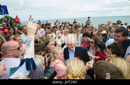 Bournemouth, Royaume-Uni, 15 juillet 2017. Jeremy Corbyn, le chef du Parti du Travail, avec les fans lors d'une visite à l'ouest de Bournemouth tenue conservateur. constituencey Crédit ; John Beasley/Alamy Live News Banque D'Images