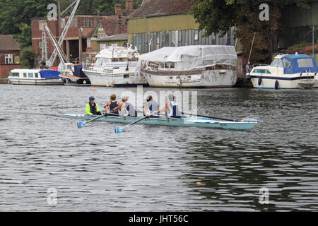 Weybridge Rowing Club (gagnants). Women's Masters D-E FINAL quatre avec barreur. 150e Molesey, 15e Régate Amateur Juillet 2017, Tamise, Hurst Park Riverside, East Molesey, près de Hampton Court, Surrey, Angleterre, Grande-Bretagne, Royaume-Uni, UK, Europe. La compétition annuelle d'aviron amateur et événement social établi en 1867. Crédit : Ian bouteille/Alamy Live News Banque D'Images