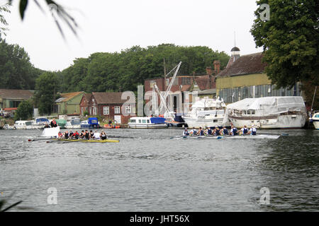 Weybridge Rowing Club (gagnants, bateau blanc) plomb Mortlake Anglian & Bewl Bridge Boat Club. Men's Masters F-G 8 FINAL. 150e Molesey, 15e Régate Amateur Juillet 2017, Tamise, Hurst Park Riverside, East Molesey, près de Hampton Court, Surrey, Angleterre, Grande-Bretagne, Royaume-Uni, UK, Europe. La compétition annuelle d'aviron amateur et événement social établi en 1867. Crédit : Ian bouteille/Alamy Live News Banque D'Images