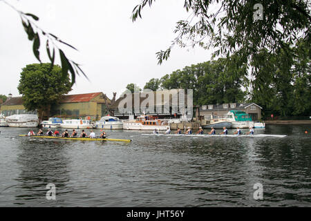 Weybridge Rowing Club (gagnants, bateau blanc) plomb Mortlake Anglian & Bewl Bridge Boat Club. Men's Masters F-G 8 FINAL. 150e Molesey, 15e Régate Amateur Juillet 2017, Tamise, Hurst Park Riverside, East Molesey, près de Hampton Court, Surrey, Angleterre, Grande-Bretagne, Royaume-Uni, UK, Europe. La compétition annuelle d'aviron amateur et événement social établi en 1867. Crédit : Ian bouteille/Alamy Live News Banque D'Images