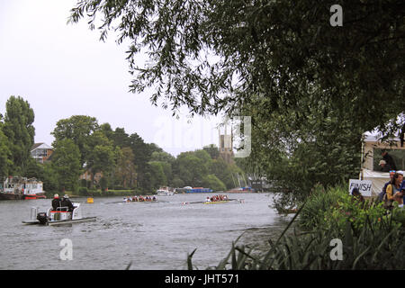 Weybridge Rowing Club (gagnants, bateau blanc) plomb Mortlake Anglian & Bewl Bridge Boat Club. Men's Masters F-G 8 FINAL. 150e Molesey, 15e Régate Amateur Juillet 2017, Tamise, Hurst Park Riverside, East Molesey, près de Hampton Court, Surrey, Angleterre, Grande-Bretagne, Royaume-Uni, UK, Europe. La compétition annuelle d'aviron amateur et événement social établi en 1867. Crédit : Ian bouteille/Alamy Live News Banque D'Images