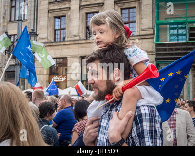 Wroclaw, Pologne. 15 juillet, 2017. Les membres du KOD (le comité pour la défense de la démocratie) à Wroclaw une ONG qui promeut les valeurs européennes telles que la démocratie, État de droit et les droits de l'homme a organisé un rassemblement massif et protester contre le gouvernement dirigé par le parti Droit et Justice. Il y avait des policiers présents mais la manifestation s'est déroulé pacifiquement. La foule ont été abordées par plusieurs intervenants de la KOD. Credit : Photographie vétéran/Alamy Live News Banque D'Images