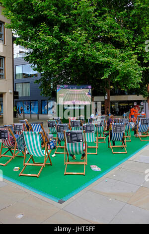 Bristol, Royaume-Uni. 15 juillet, 2017. Tennis fans regarder la couverture de la finale de Wimbledon féminin sur un écran de télévision en plein air dans le centre-ville. Cinq fois champion de Wimbledon Venus Williams a été défait par Gabiñe Muguruza en deux ensembles. Keith Ramsey/Alamy Live News Banque D'Images