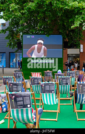 Bristol, Royaume-Uni. 15 juillet, 2017. Tennis fans regarder la couverture de la finale de Wimbledon féminin sur un écran de télévision en plein air dans le centre-ville. Cinq fois champion de Wimbledon Venus Williams a été défait par Gabiñe Muguruza en deux ensembles. Keith Ramsey/Alamy Live News Banque D'Images