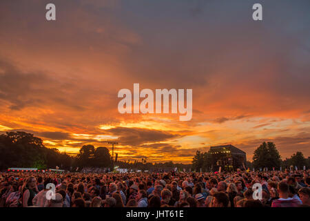 Latitude Festival, Royaume-Uni. 15 juillet, 2017. Le soleil se couche sur l'Obélisque scène comme Mumford and Sons commencent leur set - le samedi soir - La Latitude 2017 Festival, Henham Park. Suffolk 15 Juillet 2017 Crédit : Guy Bell/Alamy Live News Banque D'Images