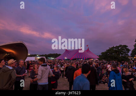 Latitude Festival, Royaume-Uni. 15 juillet, 2017. Le soleil se couche le samedi soir - Le Festival Latitude 2017, Henham Park. Suffolk 15 Juillet 2017 Crédit : Guy Bell/Alamy Live News Banque D'Images