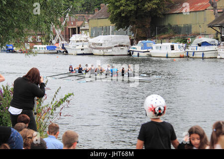 Weybridge Rowing Club (gagnants). Mixed Masters 8 FINAL. 150e Molesey, 15e Régate Amateur Juillet 2017, Tamise, Hurst Park Riverside, East Molesey, près de Hampton Court, Surrey, Angleterre, Grande-Bretagne, Royaume-Uni, UK, Europe. La compétition annuelle d'aviron amateur et événement social établi en 1867. Crédit : Ian bouteille/Alamy Live News Banque D'Images