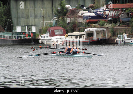 Weybridge Rowing Club (gagnants) plomb Mortlake Anglian & Alpha Boat Club. Women's Masters E-F Double FINAL. 150e Molesey, 15e Régate Amateur Juillet 2017, Tamise, Hurst Park Riverside, East Molesey, près de Hampton Court, Surrey, Angleterre, Grande-Bretagne, Royaume-Uni, UK, Europe. La compétition annuelle d'aviron amateur et événement social établi en 1867. Crédit : Ian bouteille/Alamy Live News Banque D'Images