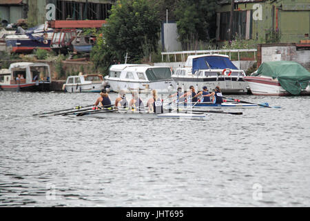 Eton Excelsior Rowing Club (gagnants) plomb étroite Weybridge Rowing Club. Women's Masters B-D Quad finale. 150e Molesey, 15e Régate Amateur Juillet 2017, Tamise, Hurst Park Riverside, East Molesey, près de Hampton Court, Surrey, Angleterre, Grande-Bretagne, Royaume-Uni, UK, Europe. La compétition annuelle d'aviron amateur et événement social établi en 1867. Crédit : Ian bouteille/Alamy Live News Banque D'Images