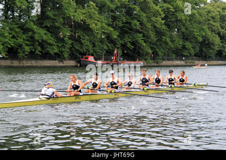 Molesey Boat Club (gagnants). Huit d'élite mixte final. 150e Molesey, 15e Régate Amateur Juillet 2017, Tamise, Hurst Park Riverside, East Molesey, près de Hampton Court, Surrey, Angleterre, Grande-Bretagne, Royaume-Uni, UK, Europe. La compétition annuelle d'aviron amateur et événement social établi en 1867. Crédit : Ian bouteille/Alamy Live News Banque D'Images