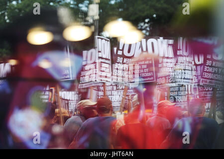 New York City, New York, USA. 15 juillet, 2017. La réflexion des manifestants est vu dans windows pendant le rallye dans la ville de New York le 15 juillet 2017 à New York. Crédit : Anna Sergeeva/ZUMA/Alamy Fil Live News Banque D'Images