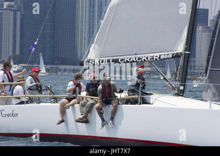 Chicago, Illinois, USA. 15 juillet, 2017. Les bateaux sont dans la course pour Chicago Mackinac. ''Le'' croisière flotte de bateaux plus lente ont commencé leur voyage-the-Lake voyage le vendredi après-midi, le 14 juillet. Le samedi, 19 flottes de bateaux a commencé par vagues toutes les dix minutes. Le plus grand et le plus rapide bateau ont été dans les deux dernières sections - turbo et multicoque. Le record de temps pour un monocoque est produite en 2002 par Roy Disney's Pyewacket à 23 heures 30 minutes. Credit : Karen I.Hirsch/ZUMA/Alamy Fil Live News Banque D'Images