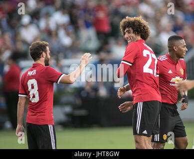 Carson, USA. 15 juillet, 2017. Marouane Fellaini Manchester United (2e R) et son coéquipier Juan Mata (1re L) célébrer la notation de l'équipe pendant un match amical entre Manchester United et L.A. Au centre de la galaxie StubHub à Carson, Californie le samedi 15 juillet 2017. Manchester United a remporté 5-2. Credit : Javier Rojas/Xinhua/Alamy Live News Banque D'Images