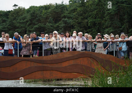 Latitude Festival, Royaume-Uni. 16 juillet, 2017. Les foules en attente d'une exécution par Katherine Jenkins sur la scène au bord du lac le jour 4 (dimanche) de la Latitude 2017 festival à Henham Park, Southwold dans le Suffolk. Date de la photo : Dimanche, Juillet 16, 2017. Crédit photo doit se lire : Roger Garfield/Alamy Live News. Banque D'Images