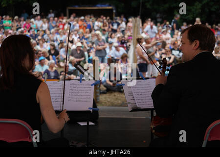 Latitude Festival, Royaume-Uni. 16 juillet, 2017. Les foules en attente d'une exécution par Katherine Jenkins sur la scène au bord du lac le jour 4 (dimanche) de la Latitude 2017 festival à Henham Park, Southwold dans le Suffolk. Date de la photo : Dimanche, Juillet 16, 2017. Crédit photo doit se lire : Roger Garfield/Alamy Live News. Banque D'Images