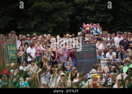 Latitude Festival, Royaume-Uni. 16 juillet, 2017. Les foules en attente d'une exécution par Katherine Jenkins sur la scène au bord du lac le jour 4 (dimanche) de la Latitude 2017 festival à Henham Park, Southwold dans le Suffolk. Date de la photo : Dimanche, Juillet 16, 2017. Crédit photo doit se lire : Roger Garfield/Alamy Live News. Banque D'Images