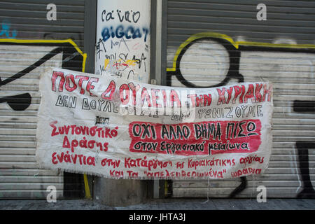 Athènes, Grèce. 16 juillet, 2017. Mars manifestants criant des slogans contre la négociation sur le dimanche. Les travailleurs de la vente au détail ainsi que les propriétaires de petites entreprises est allé sur une grève de 24 heures et sont descendus dans la rue pour manifester contre la loi permettant aux magasins de détail pour faire des affaires le dimanche. © Nikolas Georgiou / Alamy Live News Banque D'Images