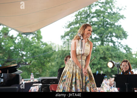 Latitude Festival, Royaume-Uni. 16 juillet, 2017. Katherine Jenkins d'effectuer sur la scène au bord du lac le jour 4 (dimanche) de la Latitude 2017 festival à Henham Park, Southwold dans le Suffolk. Date de la photo : Dimanche, Juillet 16, 2017. Crédit photo doit se lire : Roger Garfield/Alamy Live News. Banque D'Images