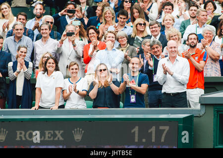 Londres, Royaume-Uni. 15 juillet, 2017. Conchita Martinez Tennis : Conchita Martinez, coach de la Garbine Muguruza et son équipe applaudit au cours de la cérémonie du trophée féminin après le match final de la Wimbledon Lawn Tennis Championships contre Venus Williams des États-Unis à l'All England Lawn Tennis et croquet Club à Londres, Angleterre . Credit : AFLO/Alamy Live News Banque D'Images