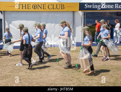 Southport, Merseyside, enfants de l'école volontaires recrutés dans une école voisine visiter le Royal Birkdale Golf Club durant le championnat ouvert sur une visite sur le terrain pour recueillir les ordures et participer à la cueillette des déchets sauvages. Équipées de ramasseurs de déchets et des sacs de plastique les filles et garçons ont été mis au travail pour dégager la zone de détritus, de débris en plastique, papier et remplir leurs sacs à déchets. Les gens veulent ramasser les déchets pour aider l'environnement, faisant de la communauté un meilleur aspect et décourager d'autres déchets. Les canettes de soda, les sacs en plastique et les mégots portée à l'environnement et de la faune de starter Banque D'Images