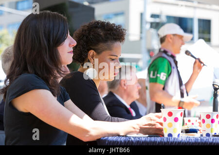 Seattle, Washington : Seattle's mayoral hopefuls répondre aux questions stratégiques lors d'un forum au cours de West Seattle Summer Fest. Des vingt-et-un candidats pour le maire d'exécution officiellement cette année, seules deux auront passé le 1er août. Quinze personnes ont envahi la scène du forum, y compris d'état, le sénateur Bob Hasegawa, avocat et éducateur Nikkita Oliver, État Rép. Jessyn Farrell, Jason Roberts, ancien maire de Seattle Mike McGinn, Mary J. Martin, Lewis Jones, Casey Carlisle, Larry Oberto, Gary Brose, Michael Harris, Alex Tsimerman Harley, levier, James Norton et Tiniell Cato. Banque D'Images