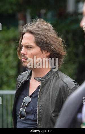 London UK. 16 juillet 2017. Un spectateur avec une forte ressemblance de l'acteur américain Johnny Depp arrive à l'All England Tennis Club pour la finale hommes de Wimbledon : Crédit amer ghazzal/Alamy Live News Banque D'Images