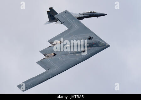 Avion bombardier furtif Northrop Grumman B-2 Spirit qui a volé directement des États-Unis au riat Airshow au Royaume-Uni. Escorté par un chasseur F-15 Banque D'Images