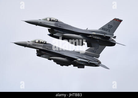 Deux avions de chasse General Dynamics F-16 Fighting Falcon de l'US Air Force de la base aérienne de Spangdahlem en Allemagne effectuent un vol lors d'un spectacle aérien Banque D'Images