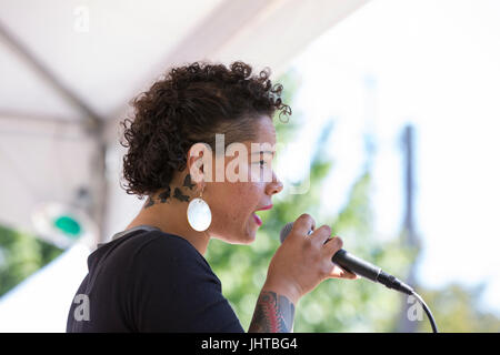 Seattle, Washington : avocat et éducateur Nikkita Oliver prend la parole à un forum des maires au cours de West Seattle Summer Fest. Des vingt-et-un candidats pour le maire d'exécution officiellement cette année, seules deux auront passé le 1er août. Quinze personnes ont envahi la scène du forum, y compris d'état, le sénateur Bob Hasegawa, avocat et éducateur Nikkita Oliver, État Rép. Jessyn Farrell, Jason Roberts, ancien maire de Seattle Mike McGinn, Mary J. Martin, Lewis Jones, Casey Carlisle, Larry Oberto, Gary Brose, Michael Harris, Alex Tsimerman Harley, levier, James Norton et Tiniell Cato. Banque D'Images