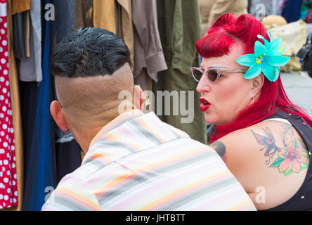 Poole va Vintage, Poole, Dorset, UK. 16 juillet 2017. Poole va Vintage événement a lieu sur le quai - les visiteurs s'habillent en vêtements vintage. Credit : Carolyn Jenkins/Alamy Live News Banque D'Images