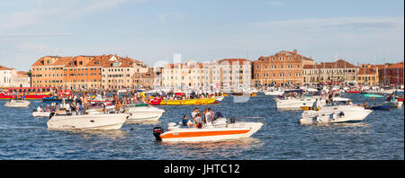 Venise, Italie. 15 juillet, 2017. 15 juillet 2017 Venise, Vénétie, Italie. Festivaliers dans leurs bateaux à la Festa de Redentore au coucher du soleil. L'église de Redentore a été construit en l'honneur du Christ Rédempteur en retour pour aider à mettre fin à la peste de 1575 à 1577 dans laquelle plus de 50000 personnes, soit presque un tiers de la population, est mort. La peste a été déclaré clos le 13 juillet 1577 et à ce jour Venise célèbre cet événement chaque troisième dimanche de juillet avec la festa de Redentore. Credit : Mary Clarke/Alamy Live News Banque D'Images