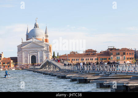 Venise, Italie. 15 juillet, 2017. 15 juillet 2017, Venise, Italie. Les dignitaires et Patriach de Venise traversant le pont votif au cours de la Festa de Redentore. L'église de Redentore a été construit en l'honneur du Christ Rédempteur en retour pour aider à mettre fin à la peste de 1575 à1577 dans laquelle plus de 50000 personnes, soit presque un tiers de la population, est mort. La peste a été déclaré clos le 13 juillet 1577 et à ce jour Venise célèbre cet événement chaque troisième dimanche de juillet avec la festa de Redentore. Credit : Mary Clarke/Alamy Live News Banque D'Images