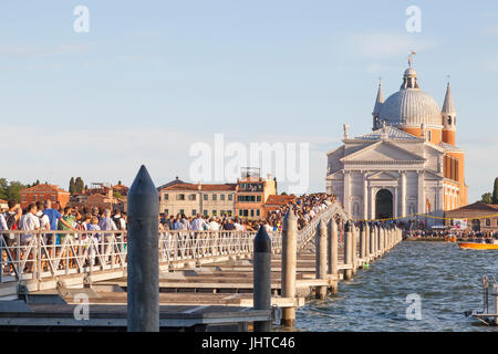 Venise, Italie. 15 juillet, 2017. 15 juillet 2017 Venise Italie. Peopl traversant le pont votif au cours de la Festa de Redentore au coucher du soleil. L'église de Redentore a été construit en l'honneur du Christ Rédempteur en retour pour aider à mettre fin à la peste de 1575 à 1577 dans laquelle plus de 50000 personnes, soit presque un tiers de la population, est mort. La peste a été déclaré clos le 13 juillet 1577 et à ce jour Venise célèbre cet événement chaque troisième dimanche de juillet avec la festa de Redentore. Credit : Mary Clarke/Alamy Live News Banque D'Images