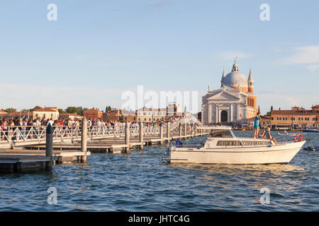 Venise, Italie. 15 juillet, 2017. 15 vue du coucher de prople traversant le pont votif au cours de Festa de Redentore. L'église de Redentore a été construit en l'honneur du Christ Rédempteur en retour pour aider à mettre fin à la peste de 17575 à1577 dans laquelle plus de 50000 personnes, soit presque un tiers de la population, est mort. La peste a été déclaré clos le 13 juillet 1577 et à ce jour Venise célèbre cet événement chaque troisième dimanche de juillet avec la festa de Redentore. Credit : Mary Clarke/Alamy Live News Banque D'Images